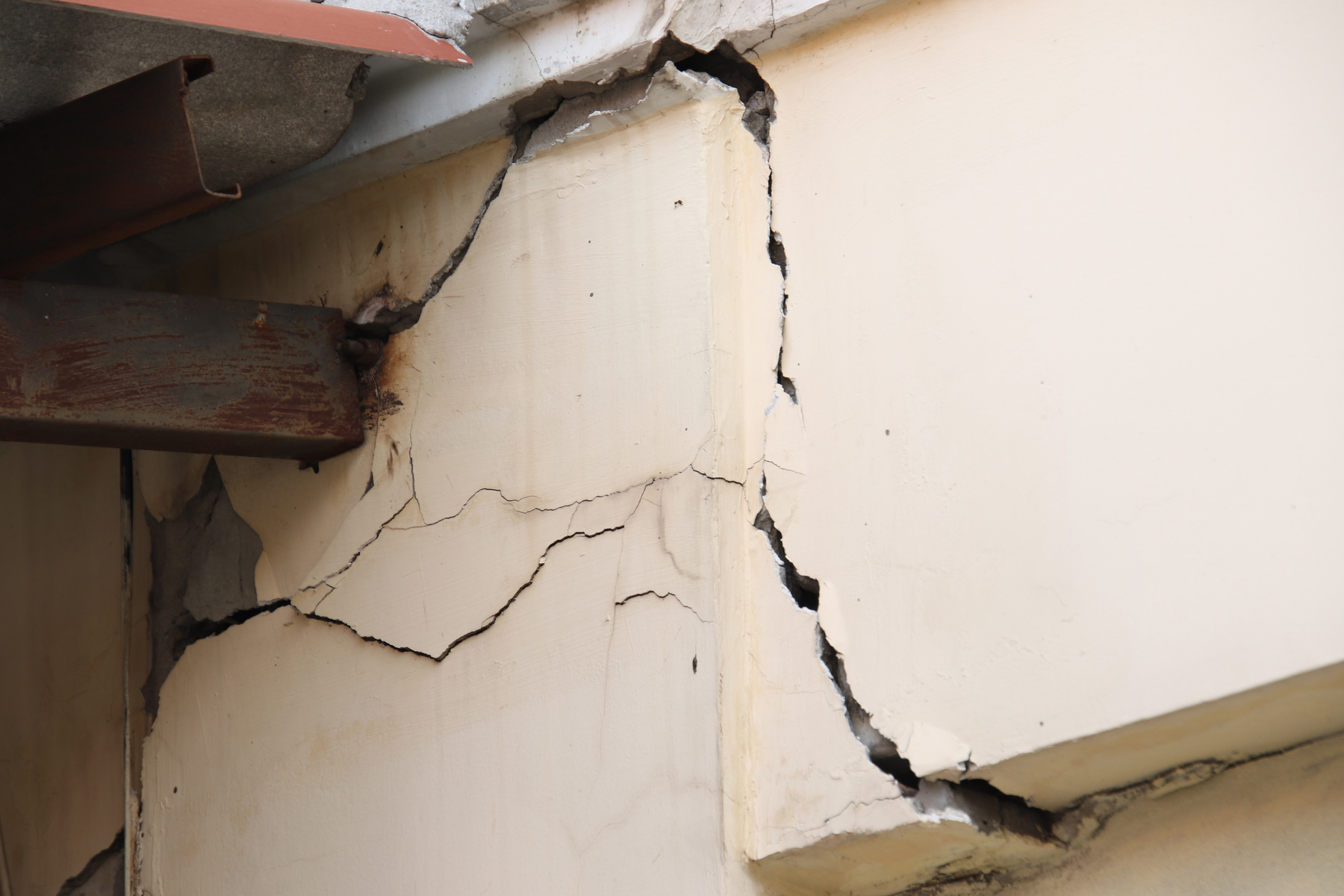 Old Building Cracked Concrete Pole,Cracked Concrete House Pole